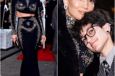 J.LO’S BROADWAY OUTFIT JUST BROKE THE INTERNET! 😱💎 Fans SCREAM Over Her Risqué Two-Piece & ‘Blinding’ $2M Diamond Look – ‘Ben Affleck’s Losing It!’ 🚨